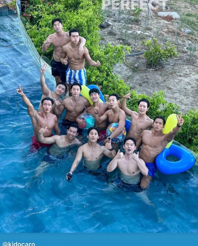 Tài tử cùng bạn bè vui vẻ tận hưởng làn nước mát...
