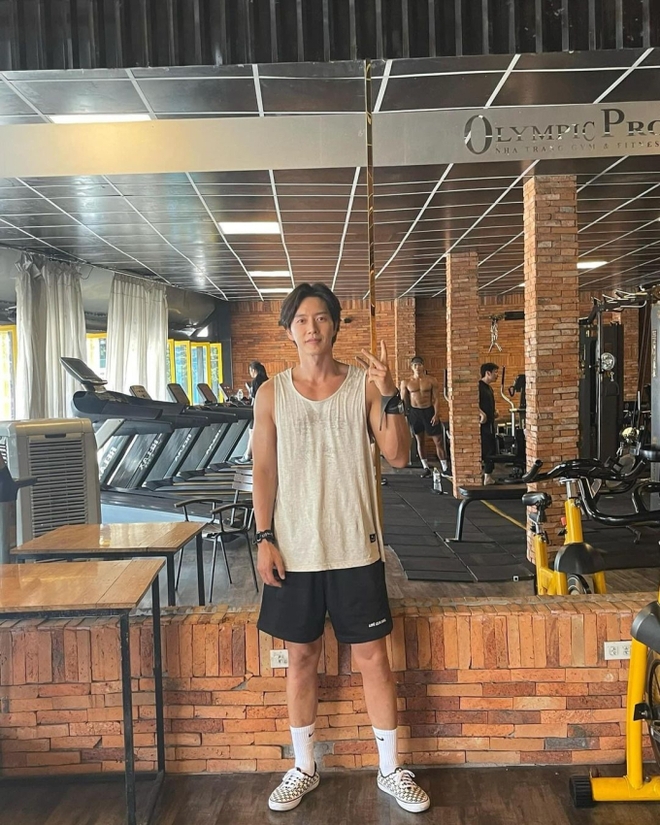 Tài tử hào hứng khoe ảnh selfie trong phòng gym ở Nha Trang lên trang cá nhân
