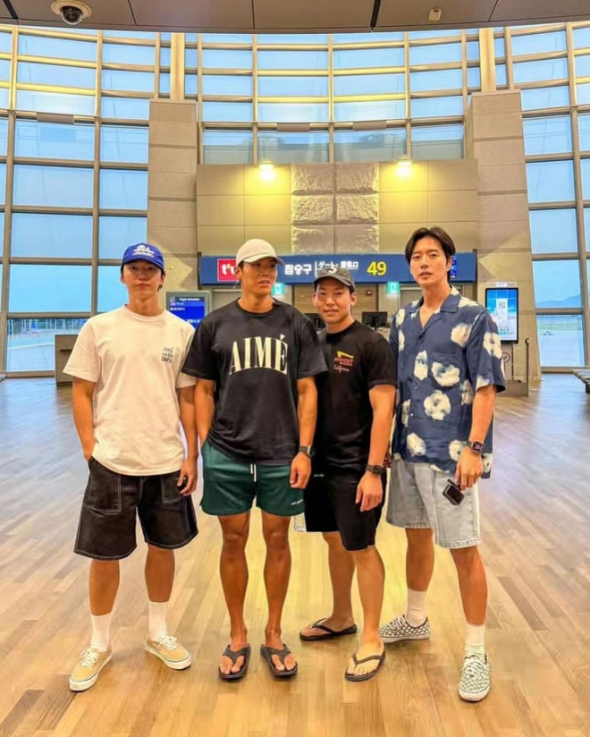 Tài tử giữ bí mật về chuyến đi nên người hâm mộ vô cùng bất ngờ khi thấy anh ở Nha Trang