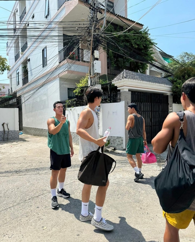 Dù Park Hae Jin không cởi áo nhưng vóc dáng vạm vỡ, bắp tay rắn chắc của anh cũng đủ làm fan 