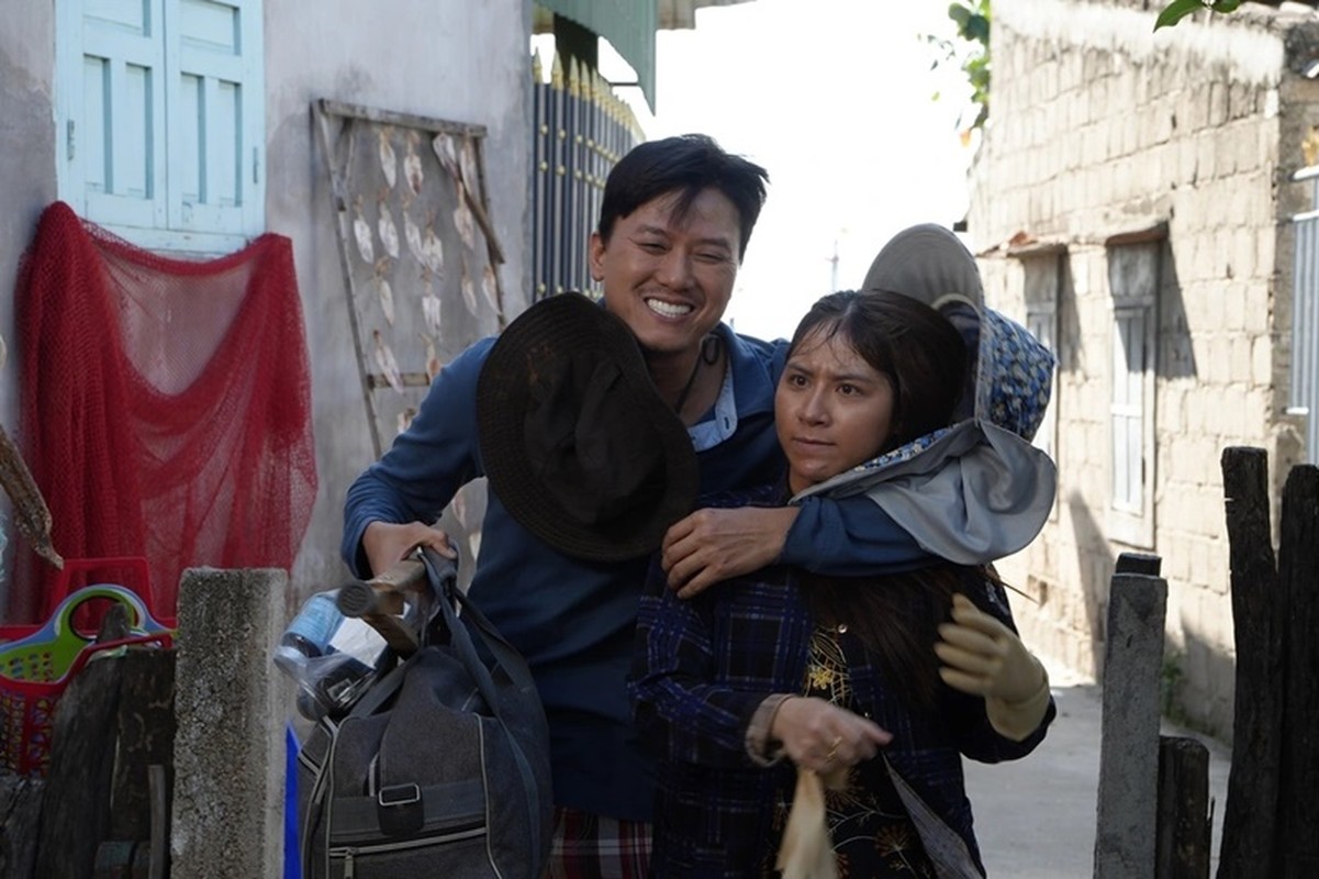 Trong Lật mặt 7: Một điều ước, Quách Ngọc Tuyên vào vai Tư Hậu - con thứ 3 của bà Hai, làm nghề đánh bắt hải sản. Anh đóng cặp với Tín Nguyễn. Ảnh: Dân Trí.