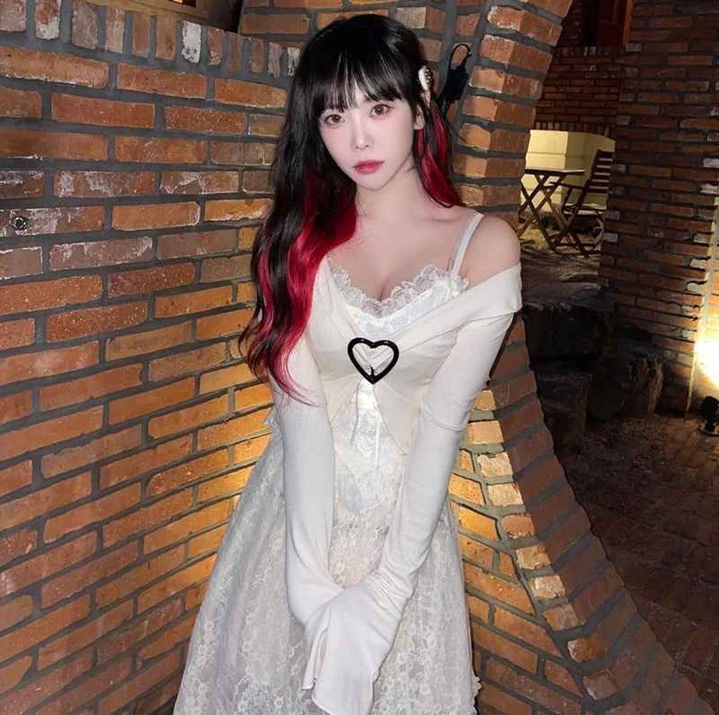 Trên trang cá nhân, Kim Da-mi thường xuyên khoe body 