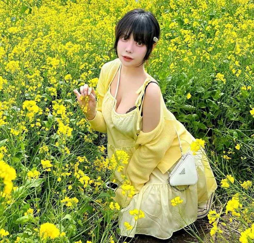 Gương mặt đẹp và body nóng bóng giúp Kim Da-mi không ngán bất cứ gu thời trang nào.