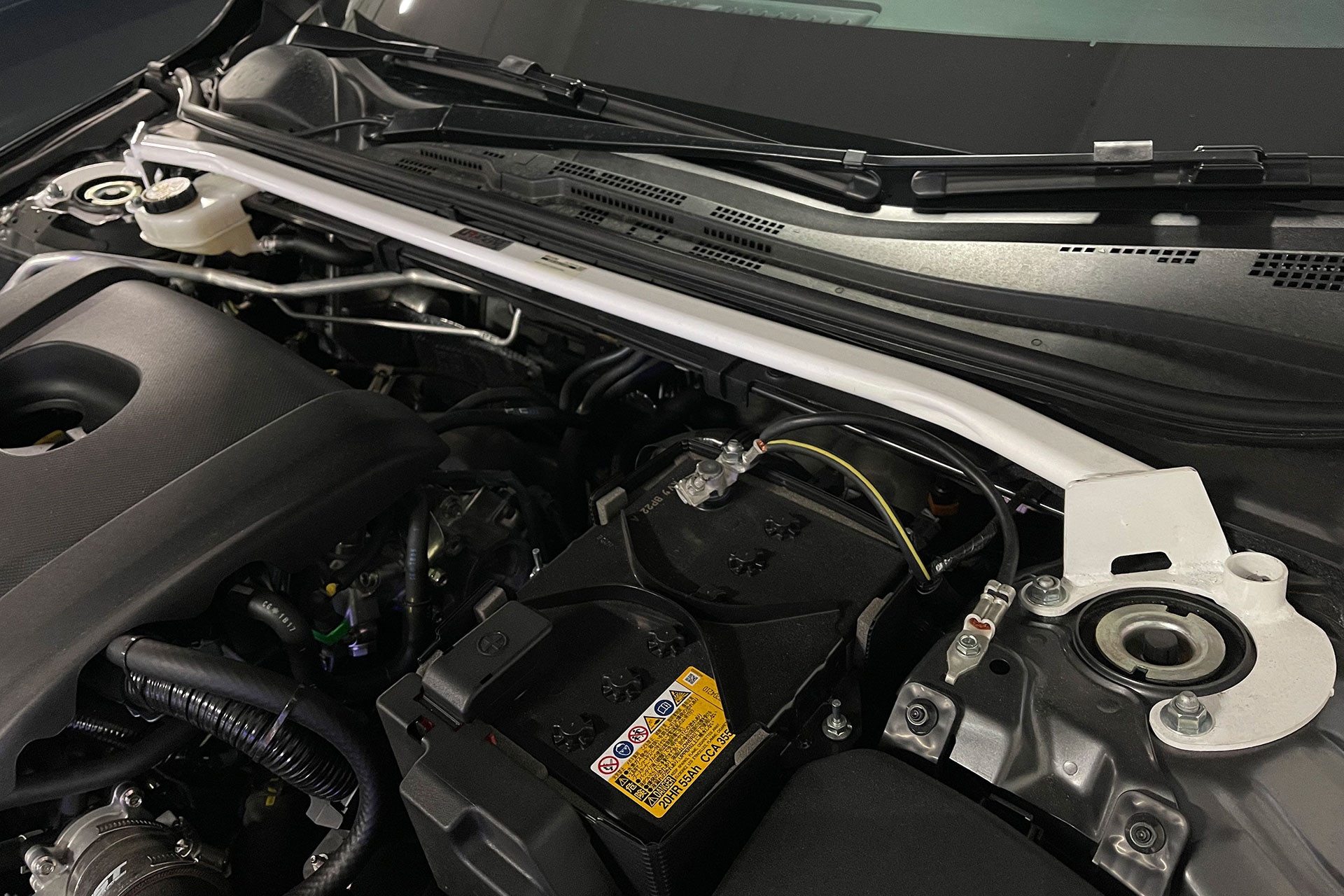 Thanh cân bằng được lắp trong khoang động cơ của Mazda3. Ảnh: Ultra Racing