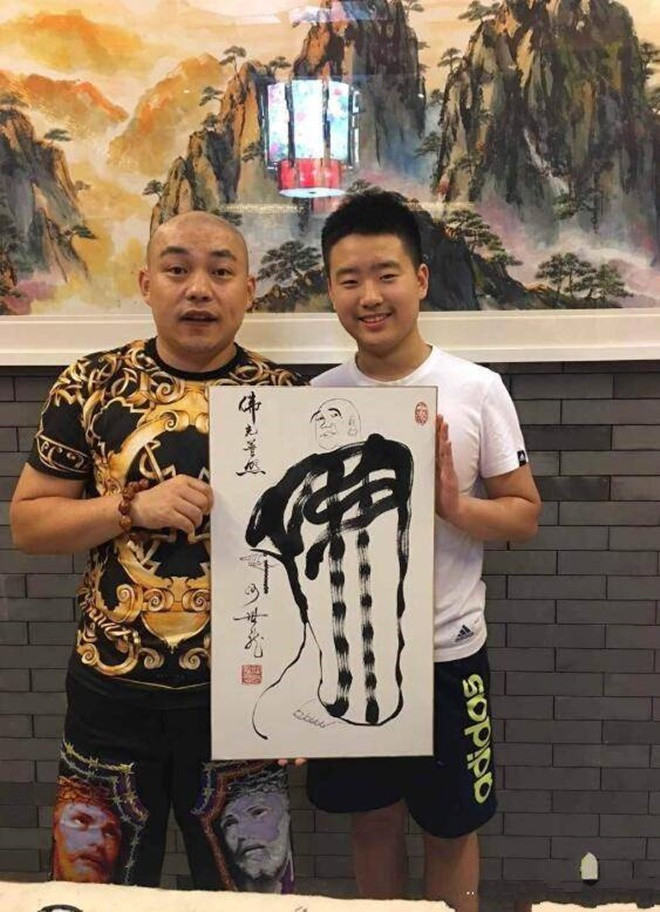 Ở tuổi 11, Hà Thế Long kiếm được hàng trăm triệu đồng từ việc viết thư pháp. Ảnh: Baidu