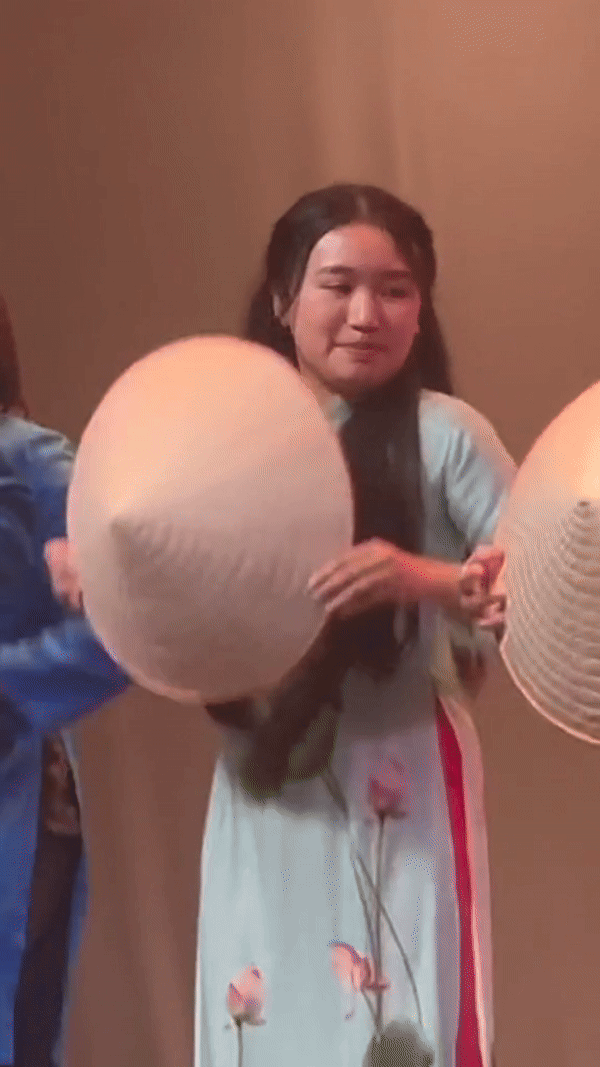 Jenny Huỳnh tự tin nhảy múa