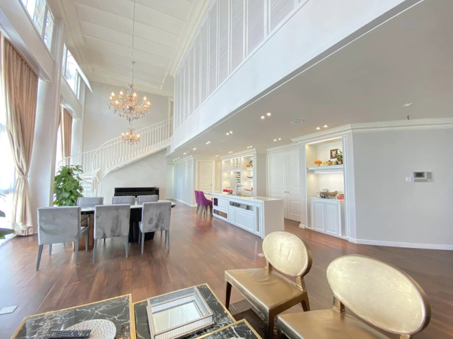 Căn hộ được thiết kế tinh tế, theo tone trắng xám đen