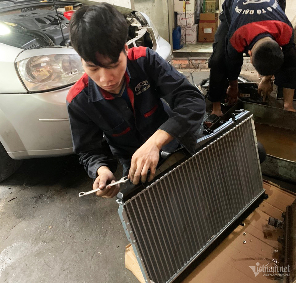 Giàn nóng điều hoà của ô tô cũng cần vệ sinh, thay thế định kỳ để đạt hiệu quả tốt nhất. (Ảnh: Hoàng Hiệp)