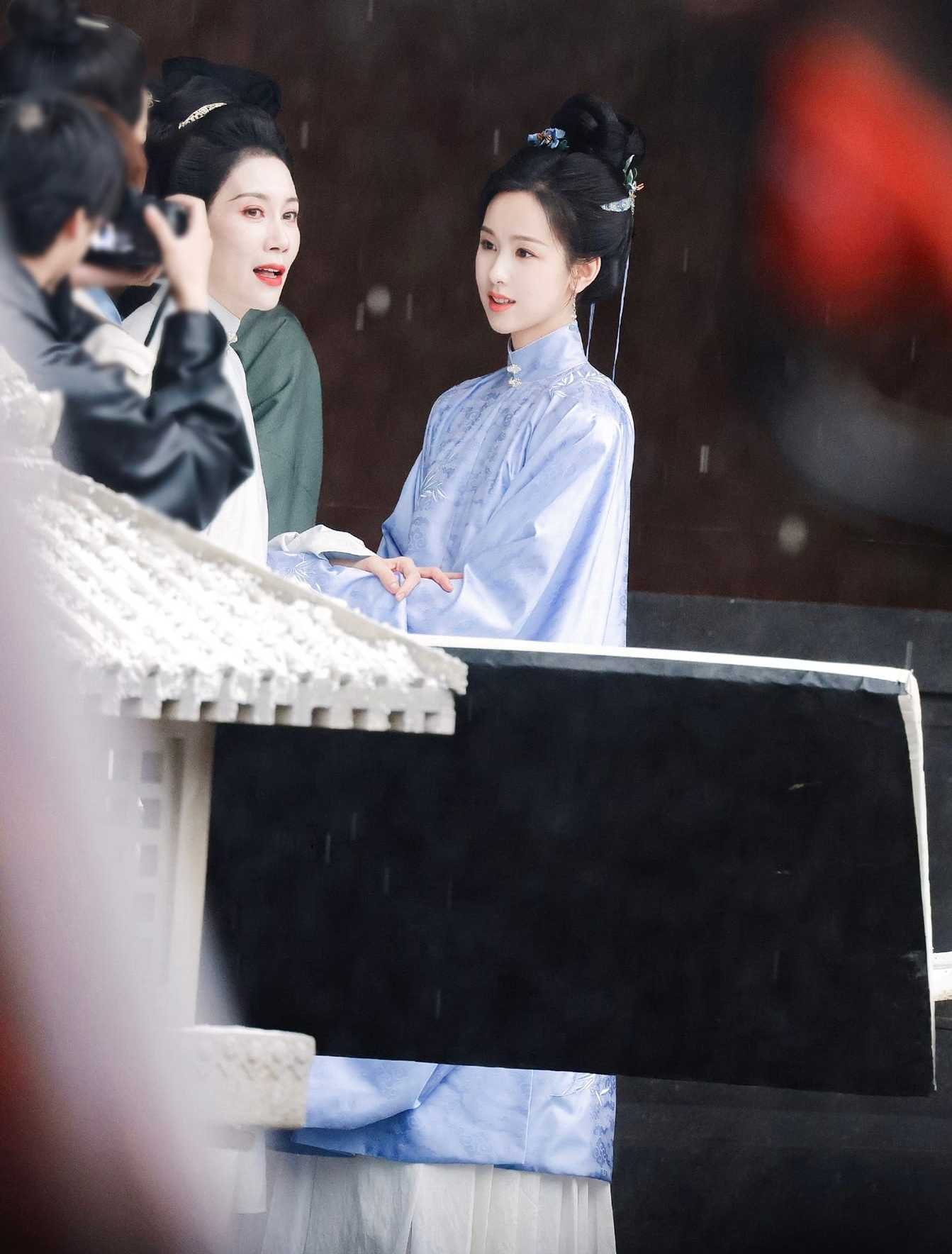 Trần Đô Linh được khen có khí chất của thiên kim nhà quyền quý và gương mặt trời sinh để đóng cổ trang.