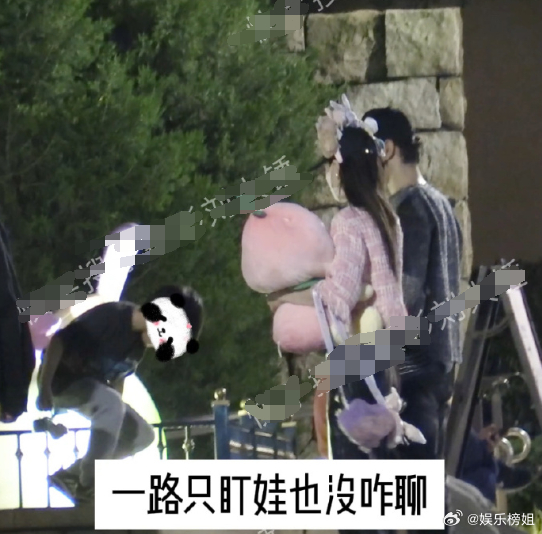 Huỳnh Hiểu Minh và Angelababy ngắm con trai chơi