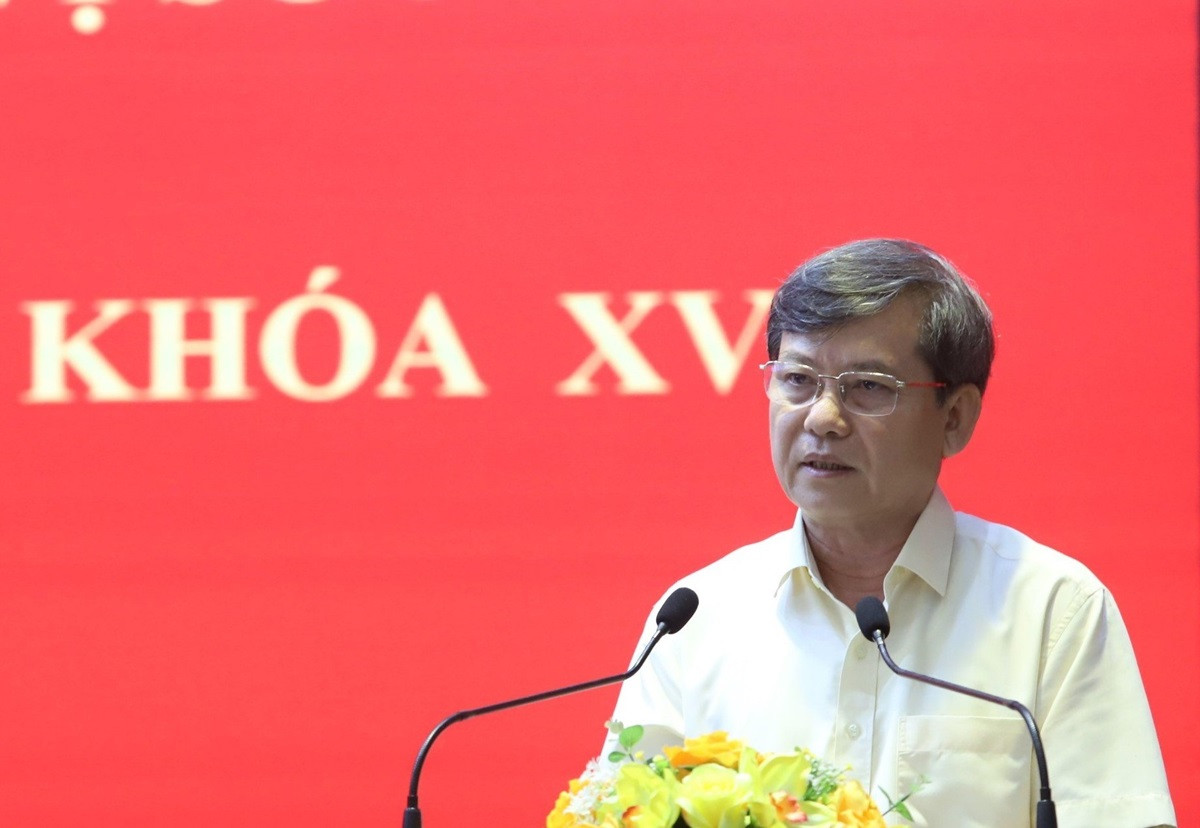 Viện trưởng Viện KSND Tối cao Lê Minh Trí trao đổi với cử tri tại buổi tiếp xúc sáng 6/5. Ảnh: CTV