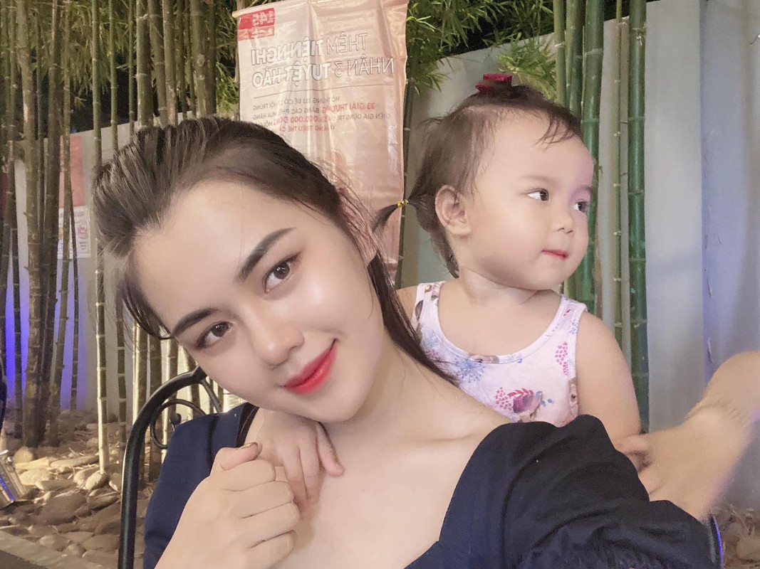 Đầu năm 2018, sau khoảng 4 năm hẹn hò kín tiếng, Quế Ngọc Hải và Dương Thùy Phương kết hôn. Cặp đôi lần lượt chào đón hai 