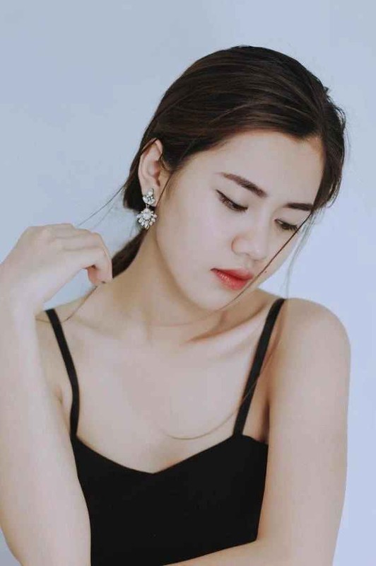 Trải qua hai lần sinh nở, Dương Thùy Phương vẫn giữ được vóc dáng thon gọn, gương mặt xinh đẹp. Cô ưa diện những trang phục có kiểu cách và màu sắc đơn giản nhưng trông vẫn tinh tế, thu hút.