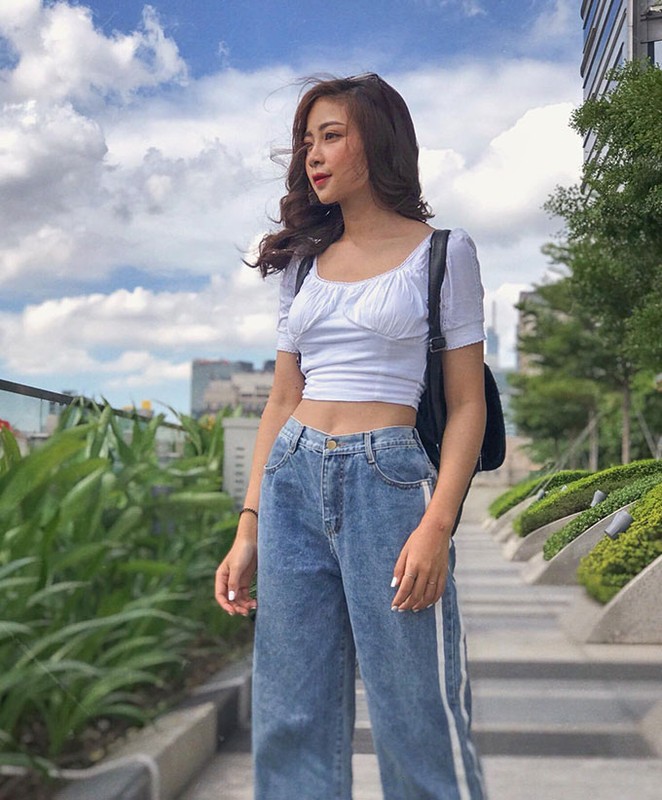 Không đi theo lĩnh vực giáo dục hay nghệ thuật, Nhật Linh chuyển hướng sang làm kinh doanh và có được thành công nhất định. Nhiều năm nay, hot girl Nghệ An cùng chồng tập trung đầu tư, quản lý một khách sạn ở Cửa Lò, Nghệ An.