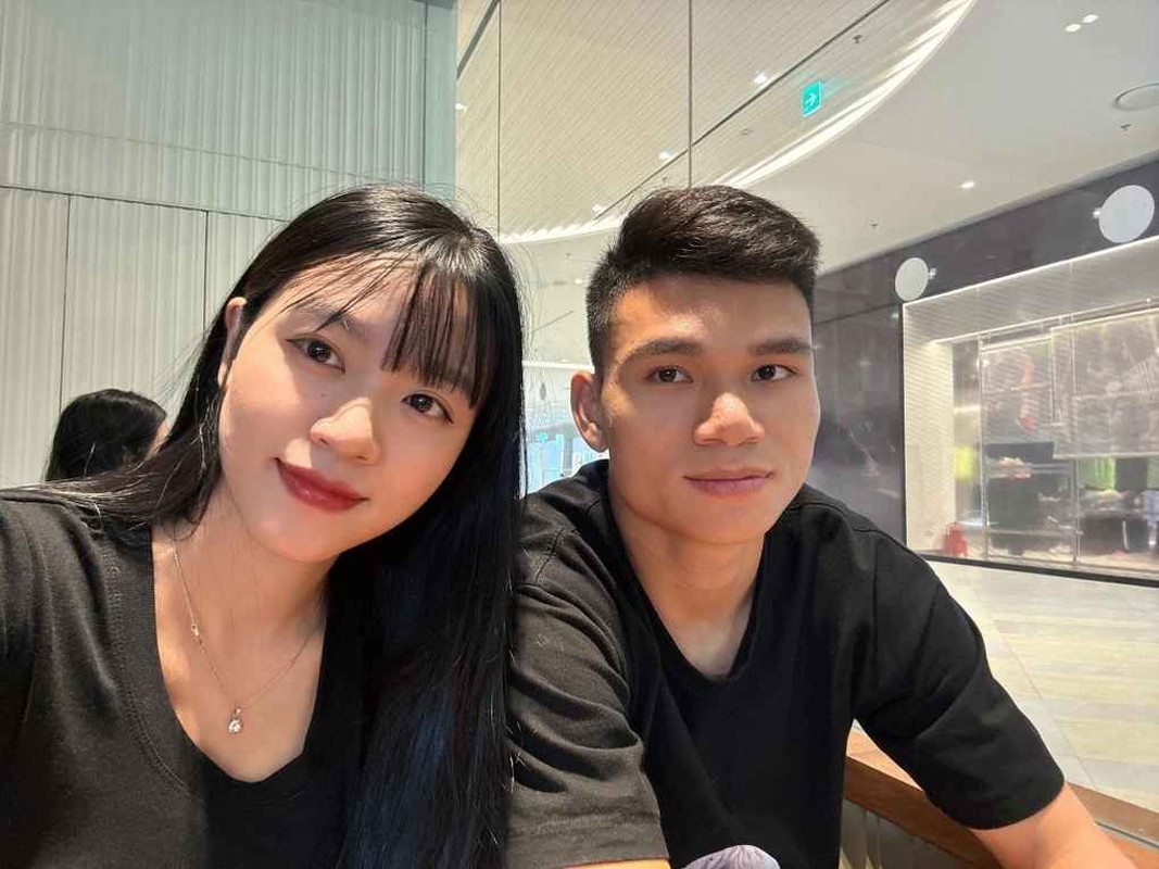 Dung Trần (SN 1997) tốt nghiệp cử nhân Luật tại Đại học Vinh, Nghệ An. Năm 2019, cô thu hút sự chú ý khi được công khai là bạn gái cầu thủ Phạm Xuân Mạnh.