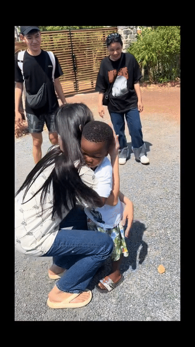 Em bé người Châu Phi rất thích được ở cùng Thùy Tiên