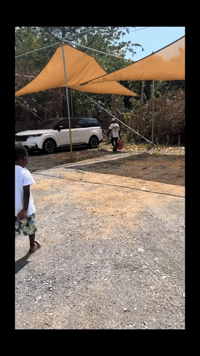 Lôi Con vừa đi về phía Quang Linh vừa quay lại nhìn Hoa hậu Thùy Tiên