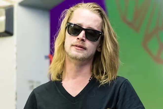 Anh liên tục xuất hiện trên mặt báo với hình ảnh gầy gò, xuống dốc. Ai cũng tiếc nuối vì sao nhí năm xưa đã không còn giữ được vẻ tươi sáng, tràn đầy sức sống như xưa