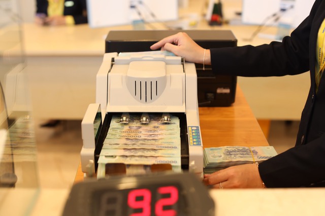 Lãi suất huy động nhích lên ở nhiều ngân hàng, nhưng mặt bằng lãi suất đầu vào vẫn duy trì ở mức thấp