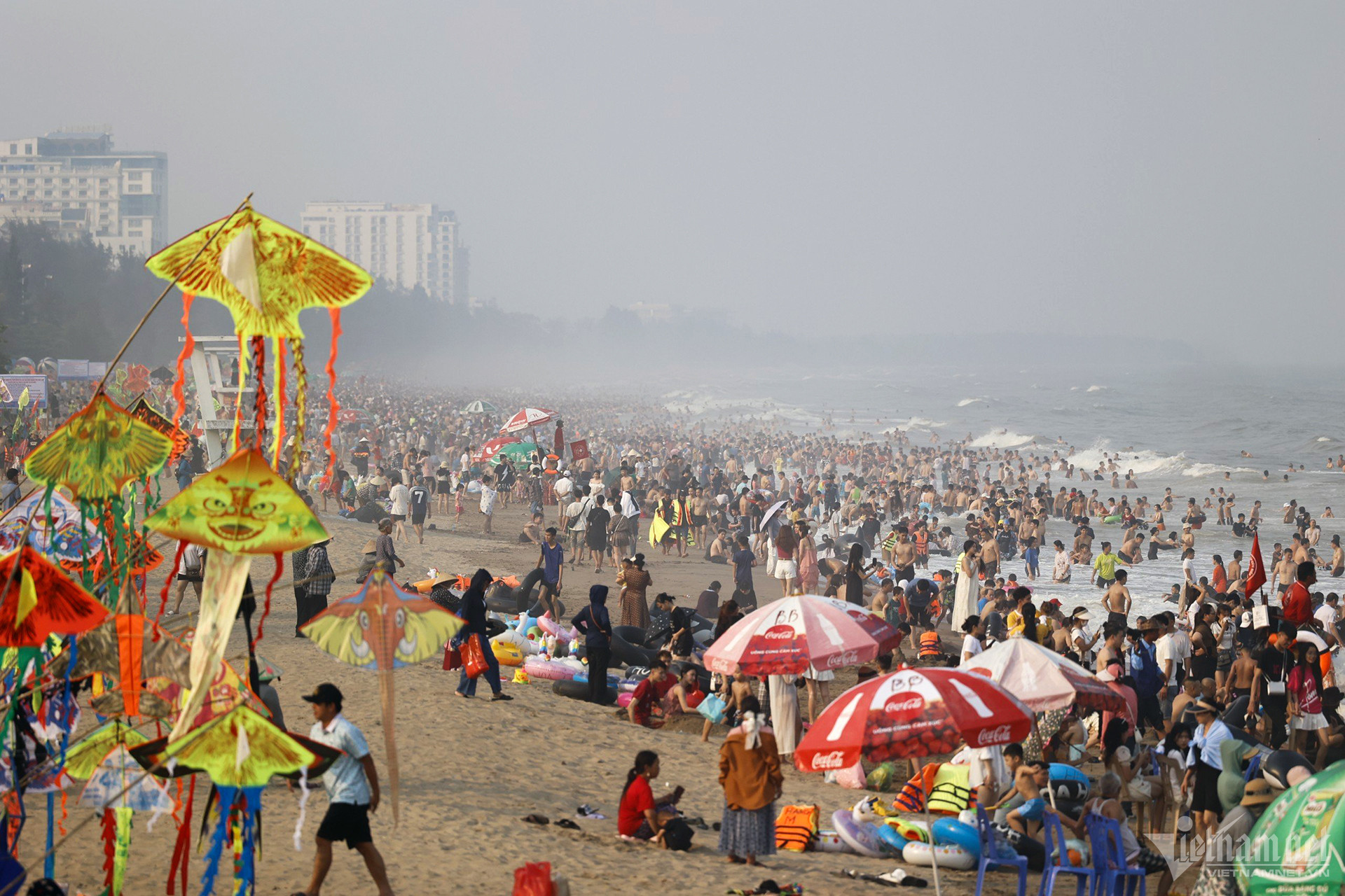 Bãi biển Sầm Sơn (Thanh Hoá) đông nghẹt du khách. Ảnh: Minh Hiền