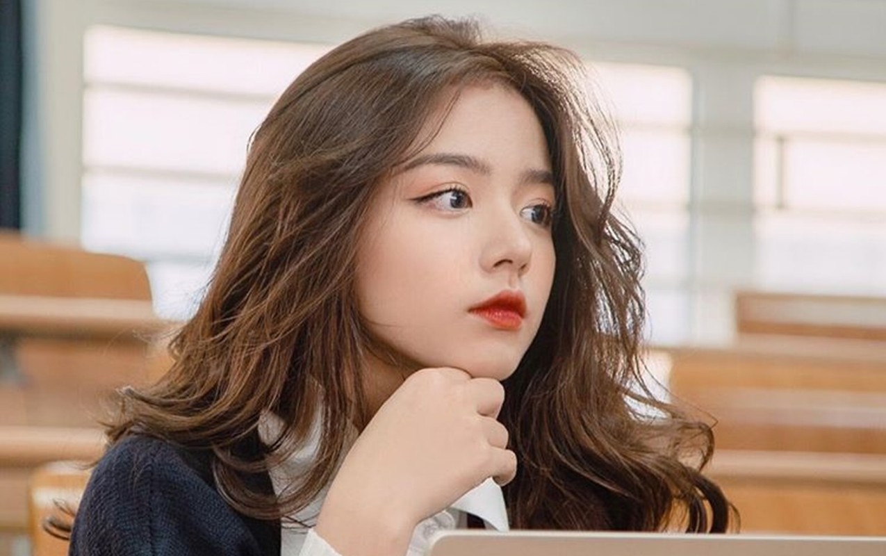 Hằng Phan nổi lên nhờ có vẻ đẹp cuốn hút, sắc sảo và được cộng đồng mạng ưu ái gọi với biệt danh 