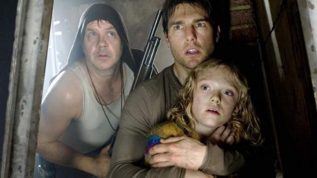 Tom Cruise và Dakota Fanning vào vai cha con trong phim War Of The Worlds (2005)
