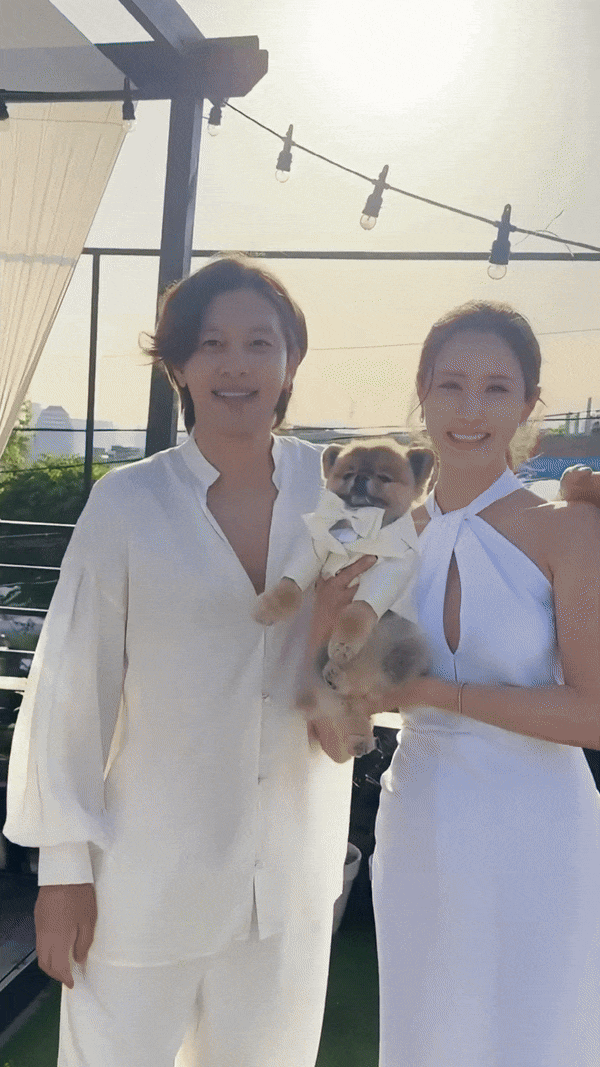 Lee Da Hae gây sốt với thân hình nuột nà cùng nhan sắc quyến rũ. Bên cạnh đó, ánh mắt đầy tình tứ cặp đôi dành cho nhau cũng khiến người hâm mộ 