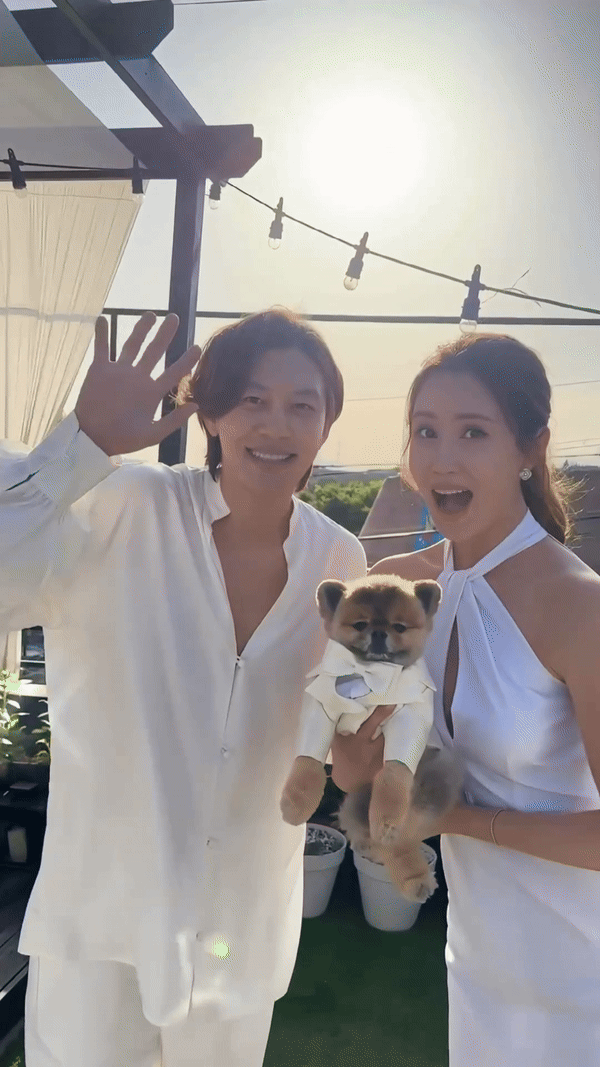 Động thái “phát đường” của cặp đôi đình đám đã nhanh chóng gây bão mạng xã hội xứ củ sâm. Nhiều netizen bày tỏ sự ngưỡng mộ trước tình cảm của vợ chồng mỹ nhân My Girl