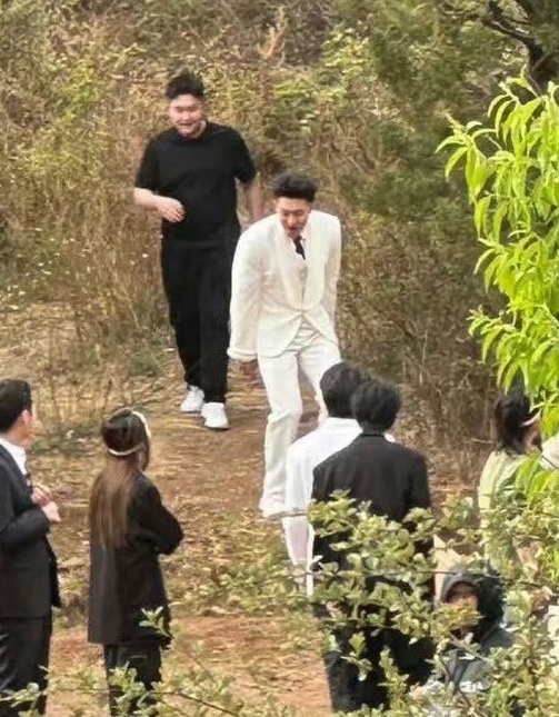 Hình ảnh được cho là leak ra từ địa điểm cầu hôn bạn gái của Hoàng Tử Thao tại Lệ Giang, Vân Nam (Trung Quốc, thực chất là buổi ghi hình show thực tế do cựu thành viên nhóm EXO sản xuất