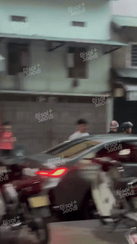 Cả hai bước ra từ xe ô tô riêng