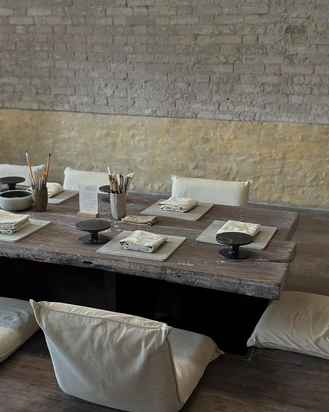 Dù không lộ diện cùng nhau nhưng background đều trùng khớp