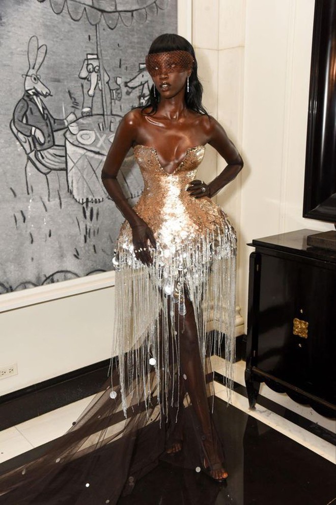 2023, Met Gala diễn ra với chủ đề tôn vinh NTK huyền thoại Karl Lagerfeld. Và để xử lý đề bài này, Anok lựa chọn một chiếc đầm cúp ngực được thêu sequin dọc cơ thể cùng với những đường tua rua làm từ hạt cườm đính kết cực tinh xảo từ nhà mốt Prabal Gurung. Không chỉ khiến cho giới mộ điệu phải bất ngờ về một thiết kế cực phức tạp mà Anok còn xuất hiện trên thảm đỏ với visual 1000 điểm khiến cho bộ váy thực sự trở thành một công cụ để hào quang chiếu vào cô.