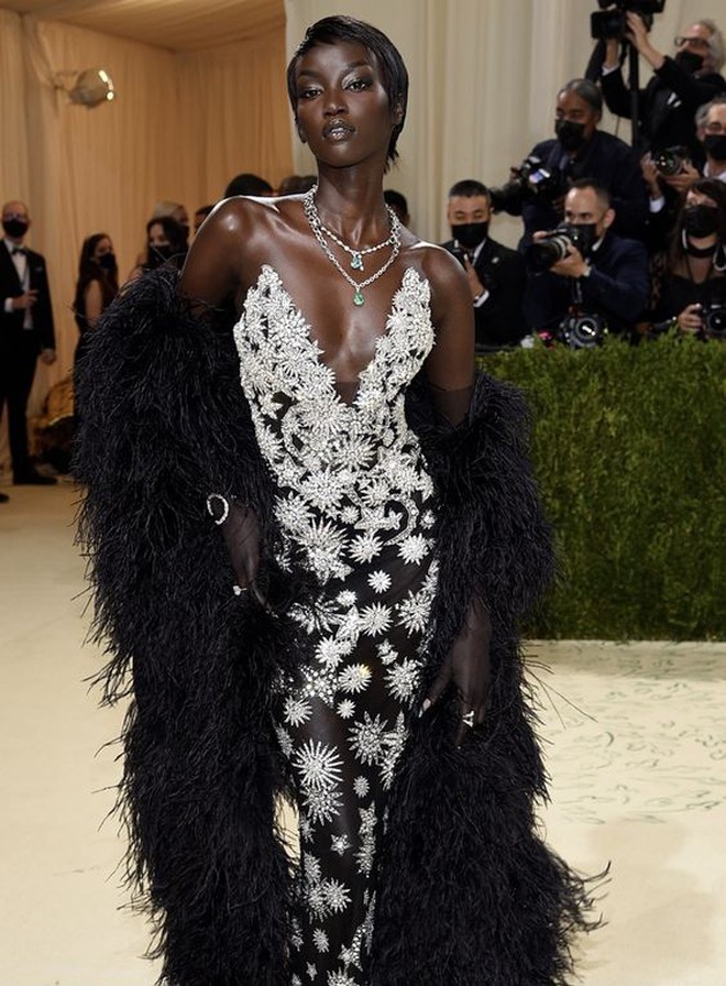 Anok Yai có màn debut đầu tiên tại Met Gala năm 2021 với chủ đề 