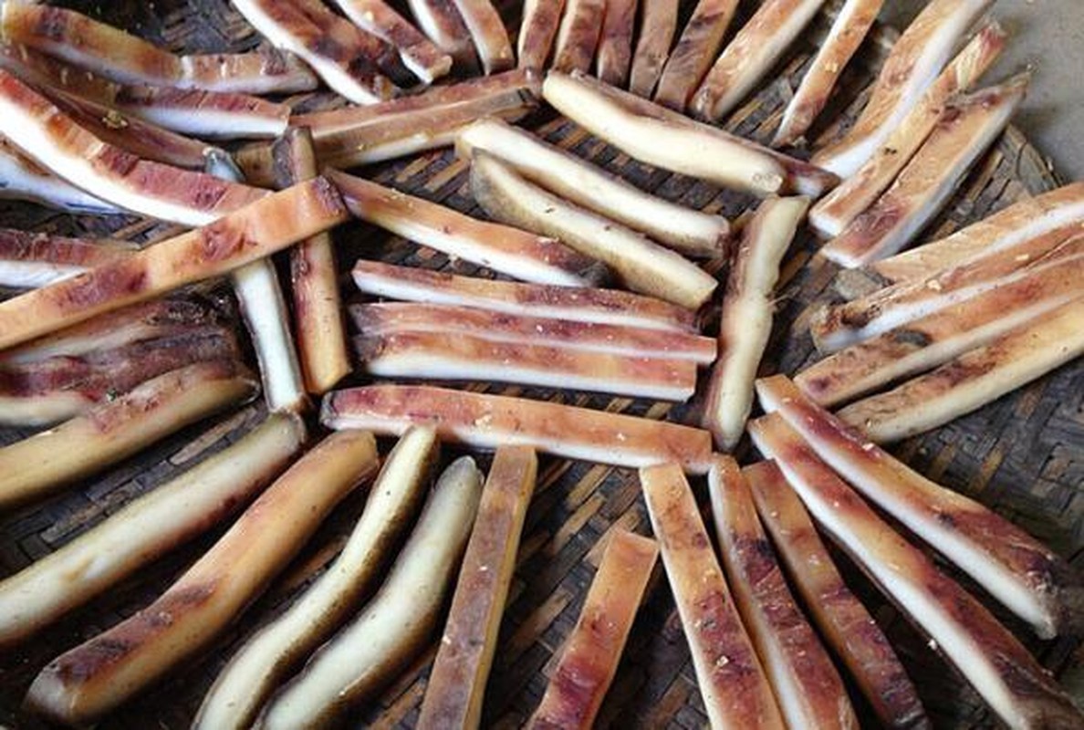 Nguyên liệu để làm ra món ăn này là da con trâu. Sau khi lọc sơ chế, da trâu được đem gói lá chuối ủ khoảng hai ngày tùy điều kiện thời tiết.