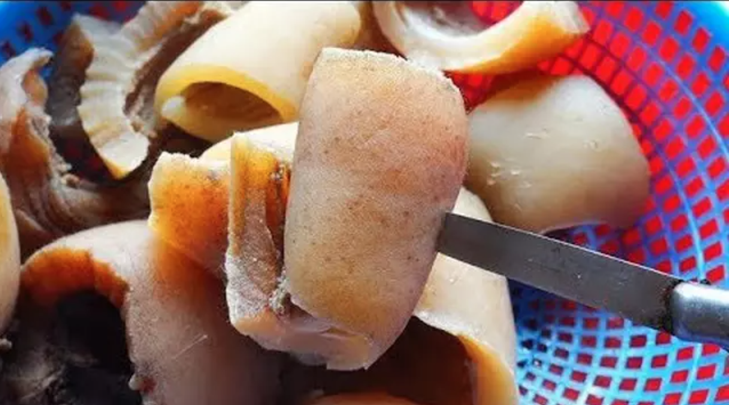 Sau một thời gian ủ, da trâu bốc mùi được đem rửa sạch thì lông sẽ rụng hết. Sau đó, người ta đem miếng da đi phơi, rồi dùng nấu canh, nấu hoa chuối hoặc nướng tùy sở thích.