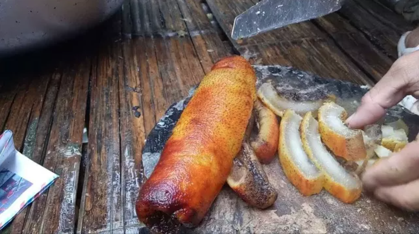 Với người dân địa phương món da trâu thối là một đặc sản có mùi vị đặc trưng. Nhưng đối với nhiều người, chỉ nghe thấy tên và ngửi thấy mùi đã không muốn thưởng thức món ăn độc lạ này.