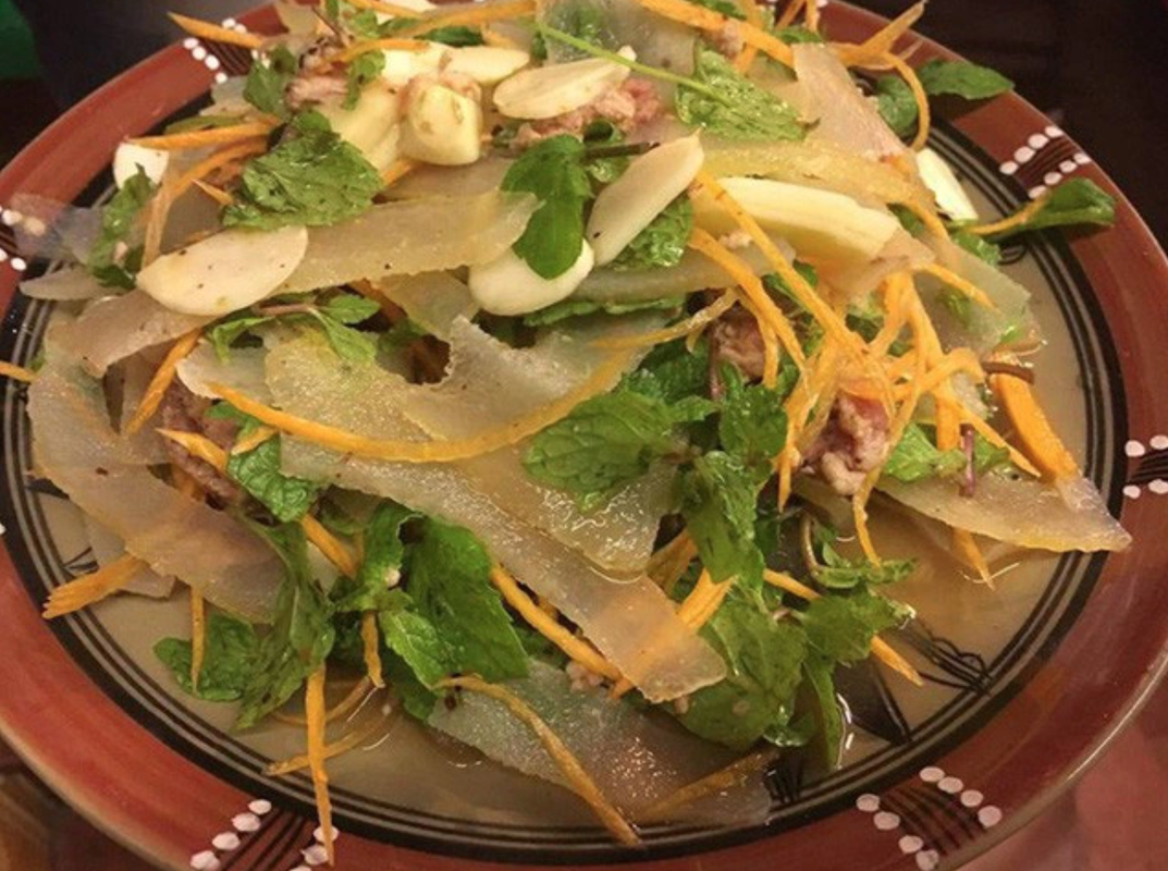 Để làm món da trâu muối (hoặc da bò muối, thường bà con dùng da trâu để làm món này) bà con chuẩn bị da trâu miếng dày mịn, giềng giã nhỏ, gạo rang thơm giã nhỏ thành thính, một lượng tỏi bóc, ớt thái nhỏ vừa đủ, cùng các gia vị khác như đường, muối, mì chính.