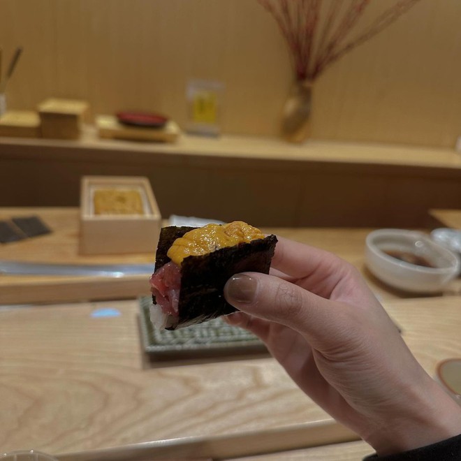 Hình thức ẩm thực Omakase có vẻ cũng rất được cô nàng hot girl này yêu thích (Ảnh: Instagram nhân vật)