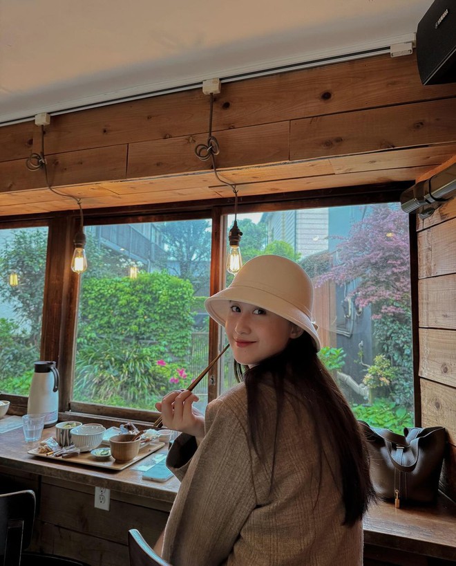 Nga Anh thường xuyên đăng tải các hình ảnh đi ăn ở những nhà hàng sang trọng (Ảnh: Instagram nhân vật)