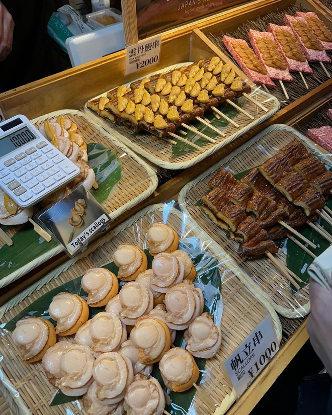 Những tấm ảnh đồ ăn mà Nga Anh đăng tải khi đi Nhật Bản, có thể thấy toàn là những món ăn cao cấp như cua huỳnh đế, các món bò thượng hạng, ngoài ra cô còn thích thú với các món bánh, kem của Nhật (Ảnh: Instagram nhân vật)