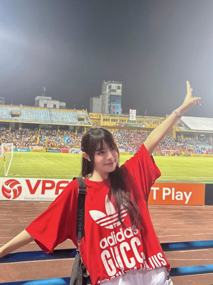 Bạn gái tin đồn của Văn Thanh xuất hiện ở sân Hàng Đẫy cổ vũ anh cùng CLB Công an Hà Nội