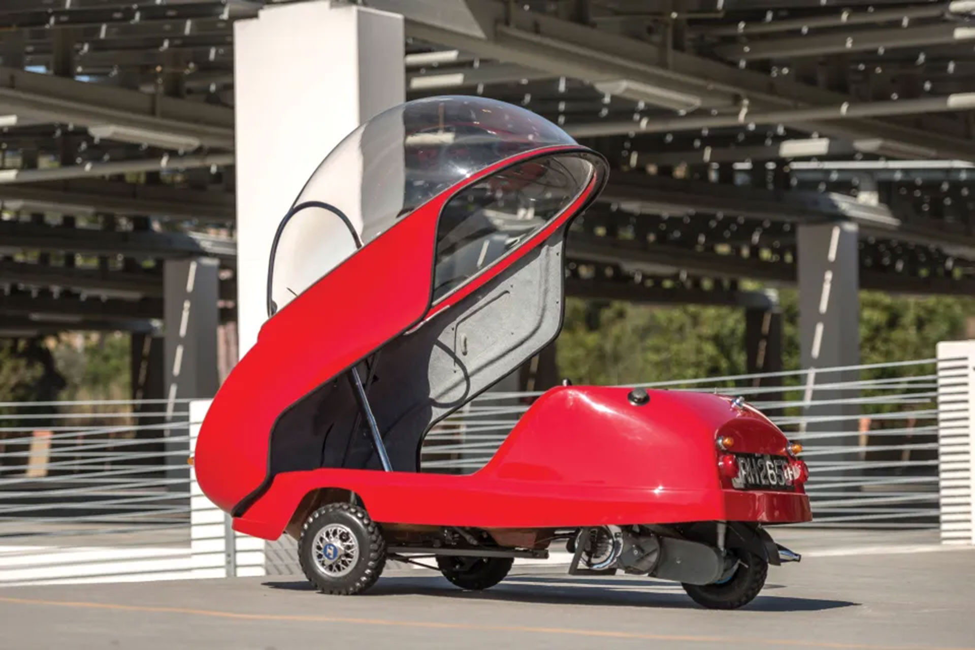 Việc ra vào chiếc xe khá bất tiện do phải mở cả nắp mui kính và không gian ngồi nhỏ bé. Ảnh: Robin Adams