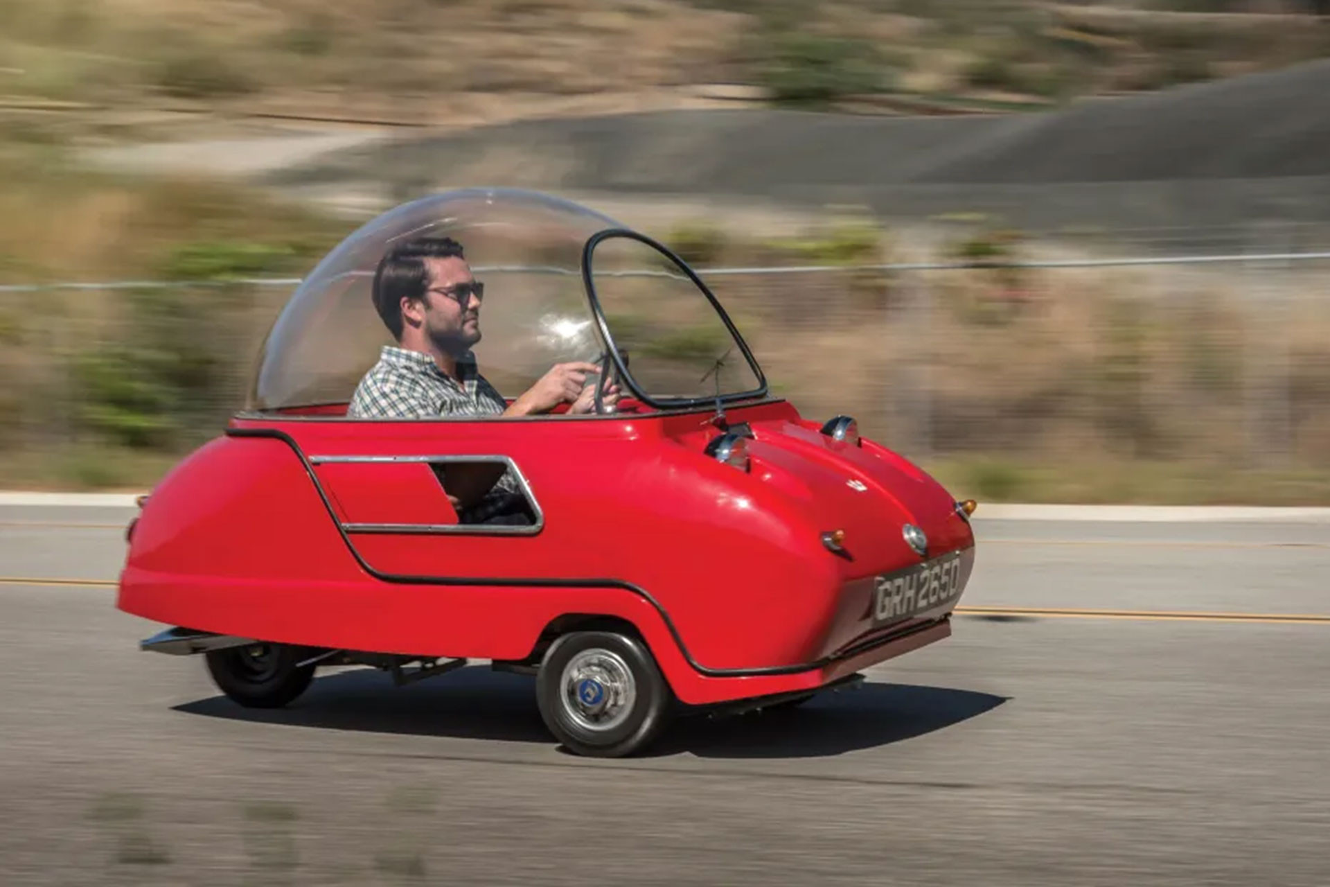 Peel Trident được trang bị động cơ 49cc, cho phép chạy với tốc độ tối đa 45 km/h. Ảnh: Robin Adams