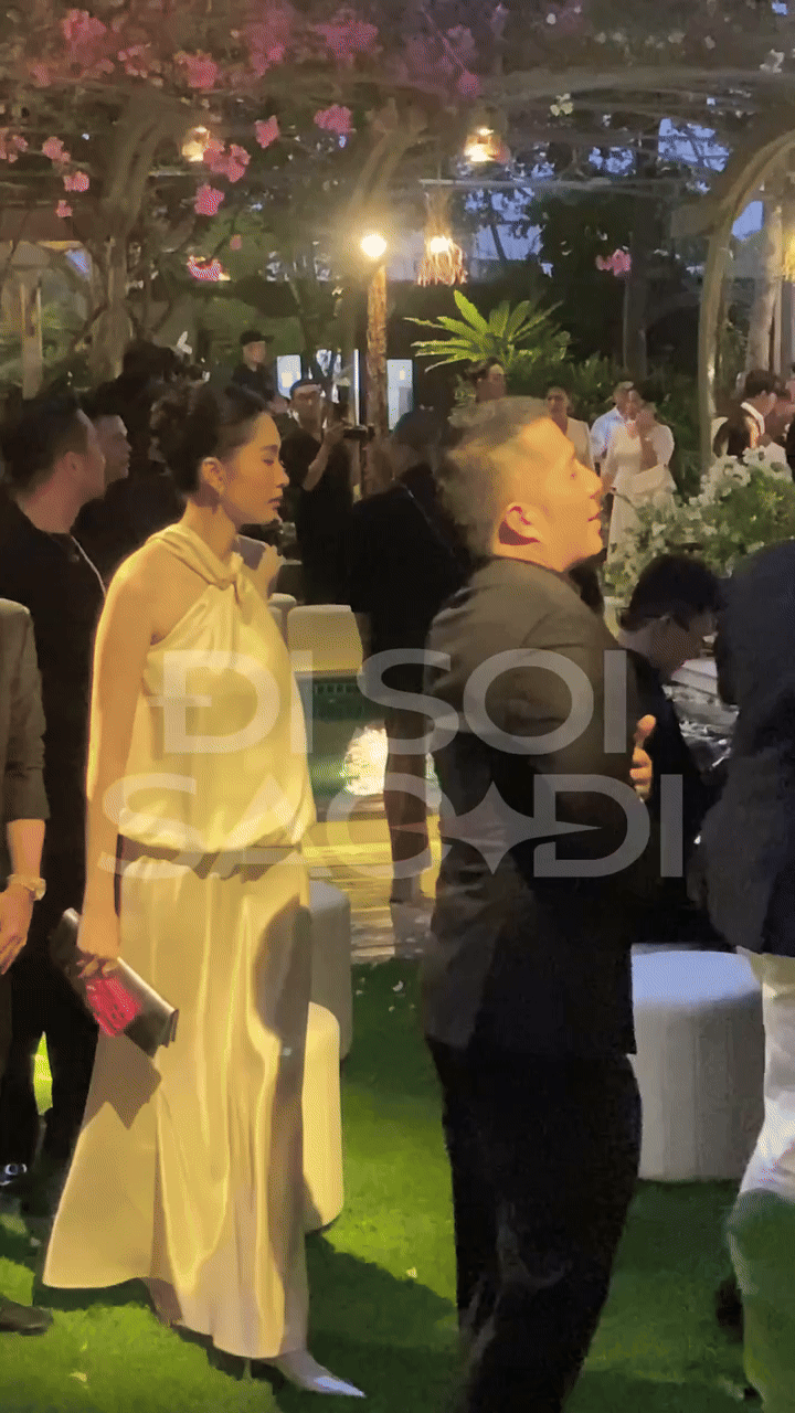 Vào tháng 4/2024 vừa qua, người đẹp gây xôn xao, vướng nghi vấn đang mang thai lần thứ 3 khi để lộ vòng 2 lùm lùm lớn rõ khi tham gia tiệc cưới