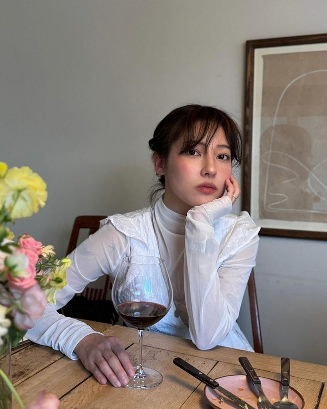 Truyền thông xứ kim chi cho hay Jeon Ji Su hiện đang hẹn hò 1 DJ có hơn 170 ngàn người theo dõi