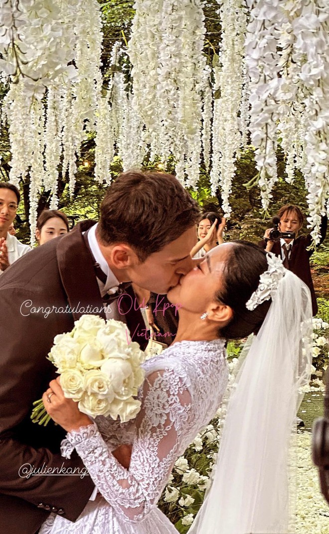 Sau giây phút trao lời thề nguyện, nam diễn viên sinh năm 1982 và bà xã đã trao nhau nụ hôn say đắm trước sự chứng kiến của các khách mời