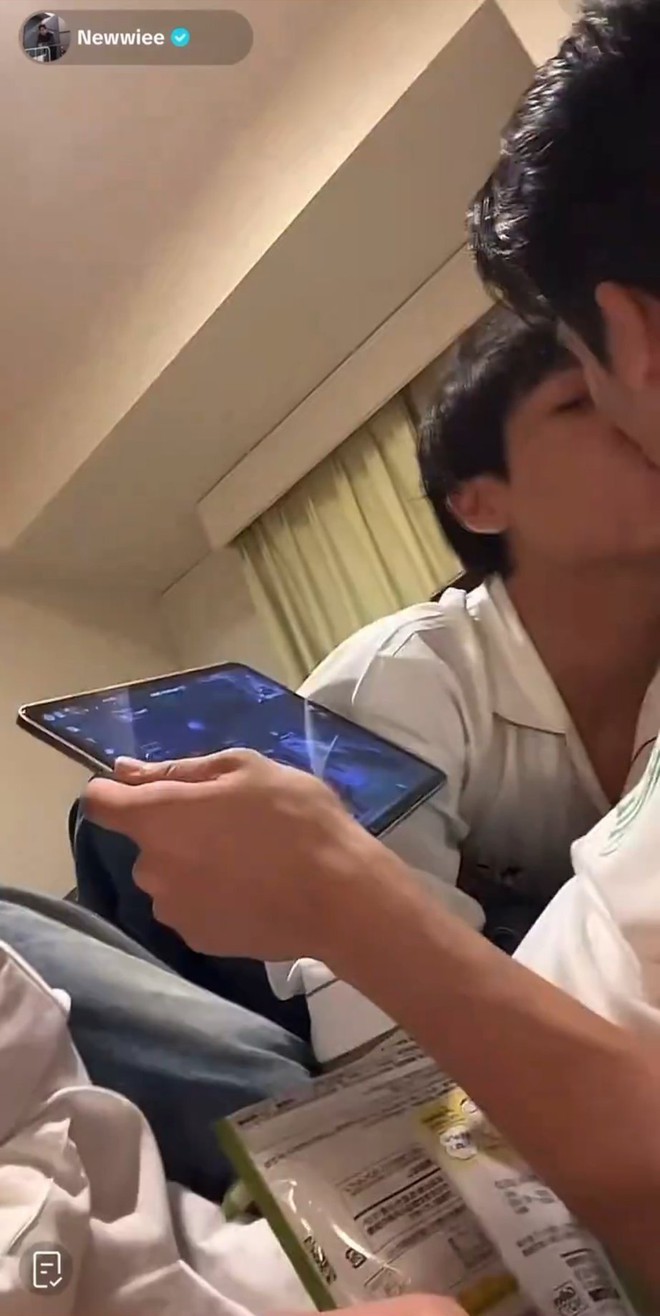 Nhiều người không khỏi sốc với nụ hôn trên bởi OffGun (Off Jumpol - Gun Atthaphan) và TayNew (Tay Tawan - New Thitipoom) mới là 2 cặp đôi boylove được fan 