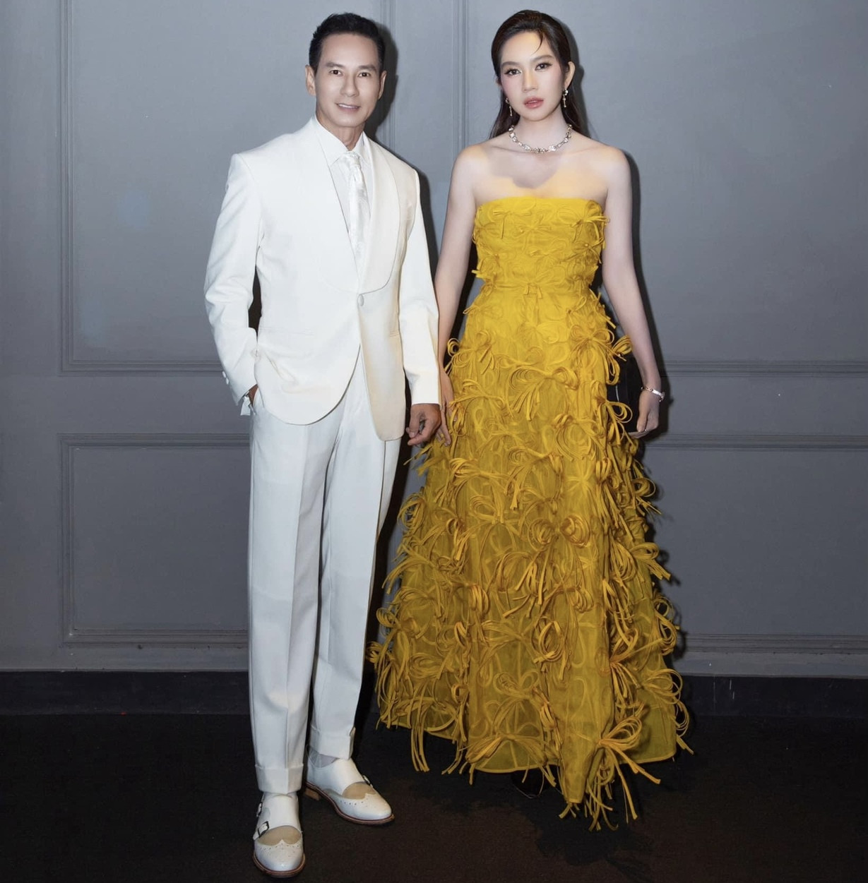 Sau 14 năm kết hôn, Lý Hải và Minh Hà vẫn thường xuyên thể hiện tình cảm ngọt ngào với đối phương trong mọi hoàn cảnh. Cặp đôi nắm tay tình tứ mỗi lần dự sự kiện chung. 