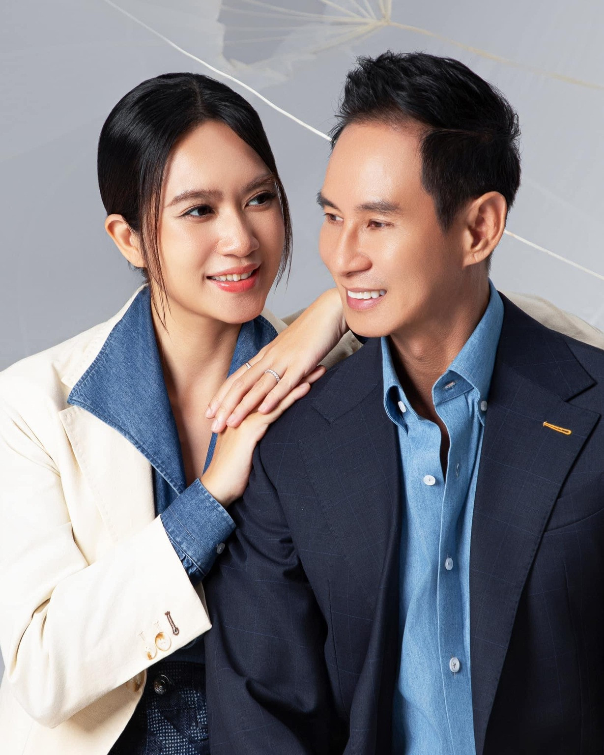 Minh Hà được nhận xét là người vợ, người mẹ khéo léo, tâm lý. Người đẹp luôn đồng hành với ông xã ở nhiều dự án nghệ thuật.