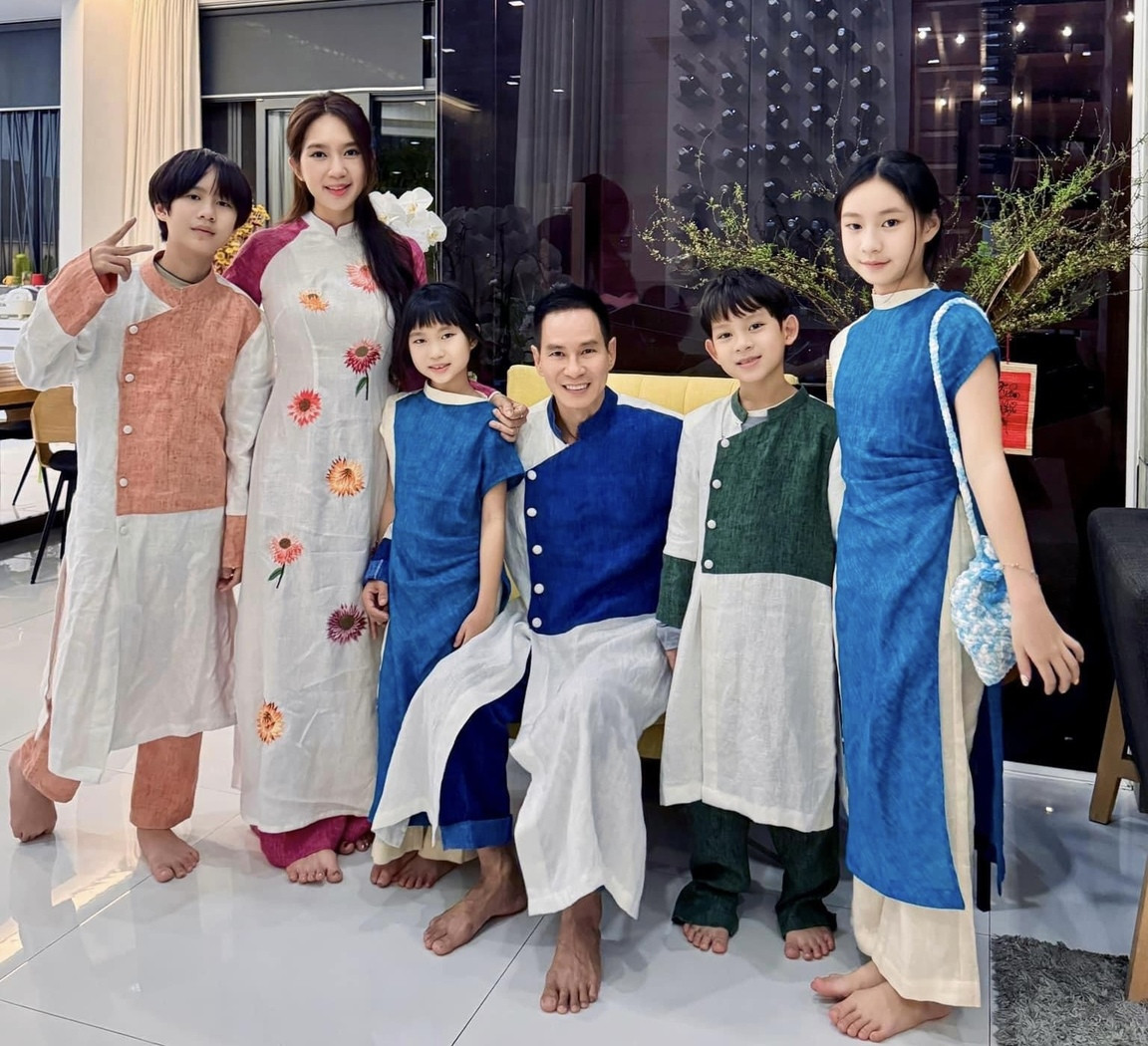 Một năm sau khi lập gia đình, Minh Hà tốt nghiệp thạc sĩ chuyên ngành Luật thương mại Quốc tế tại Đại học Leicester (Anh) và được nhiều công ly luật nước ngoài chiêu mộ với mức lương cao. Đi làm một thời gian ngắn, Minh Hà quyết định nghỉ việc để chăm sóc gia đình, giúp Lý Hải chuyên tâm phát triển sự nghiệp. 